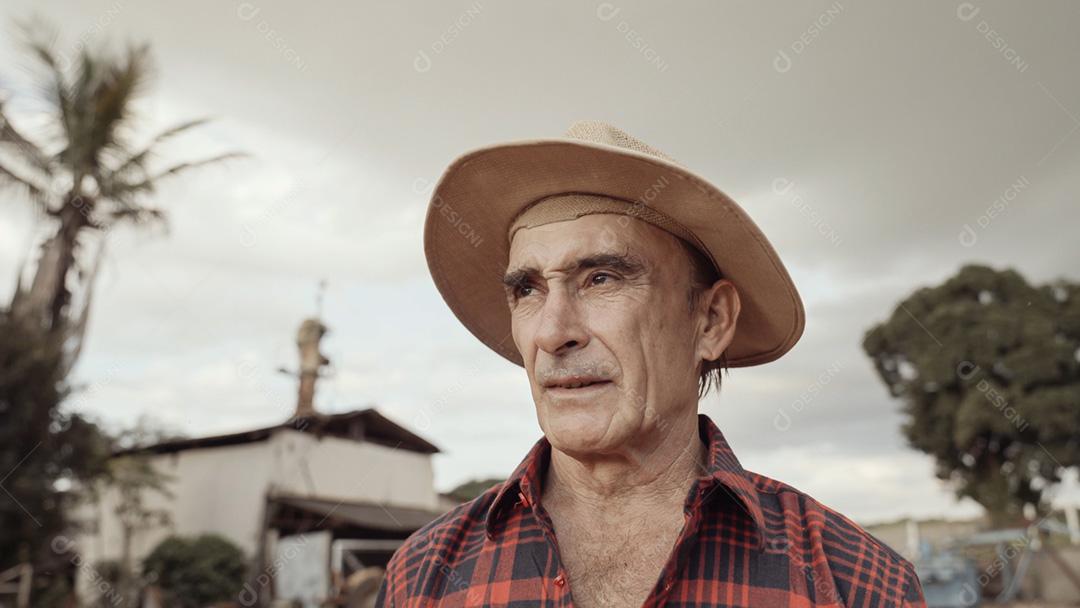Homem agricultor latino na camisa casual na fazenda na fazenda bac