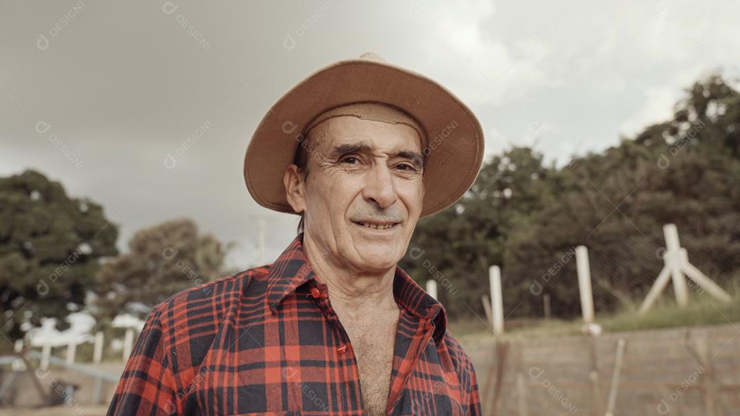 Homem agricultor latino na camisa casual na fazenda na fazenda bac
