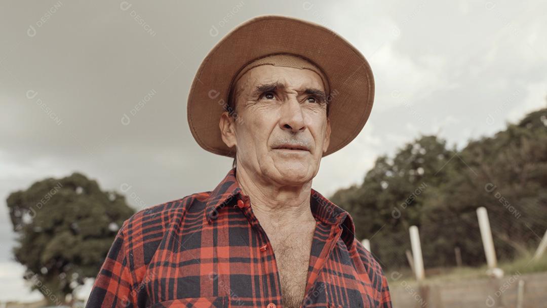 Homem agricultor latino na camisa casual na fazenda na fazenda bac
