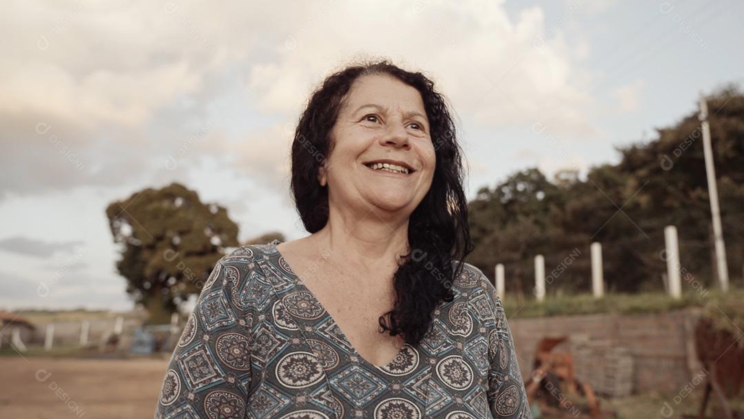 Mulher latina brasileira sorridente na fazenda. Alegria, positivo e amor