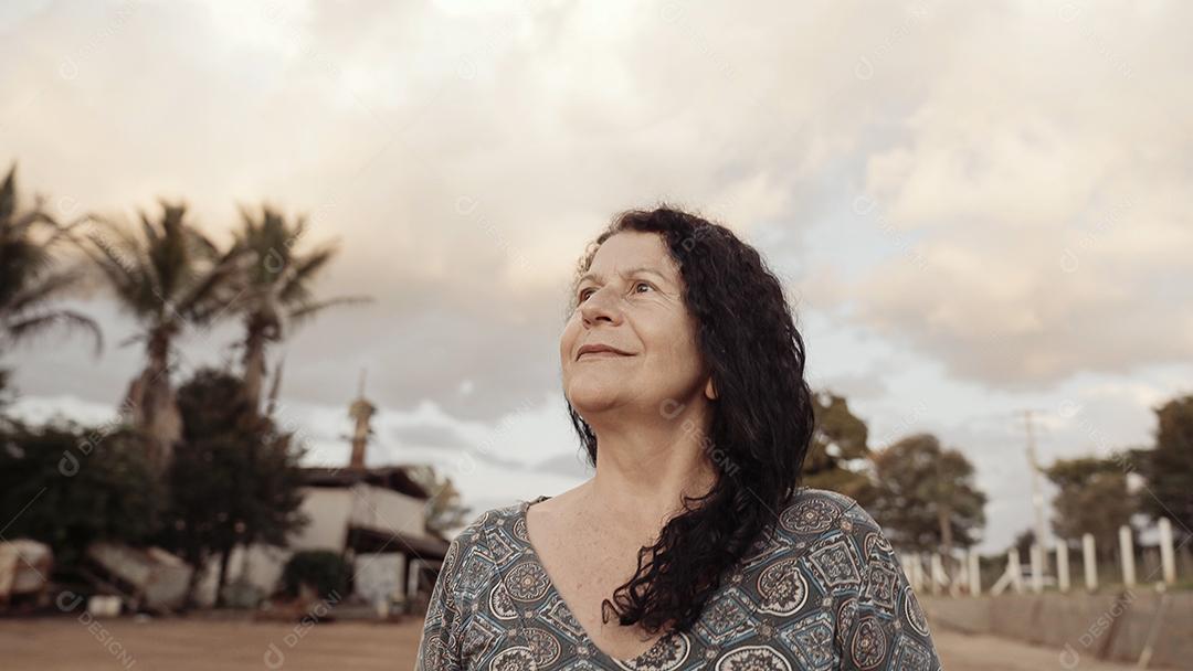 Mulher latina brasileira sorridente na fazenda. Alegria, positivo e amor.
