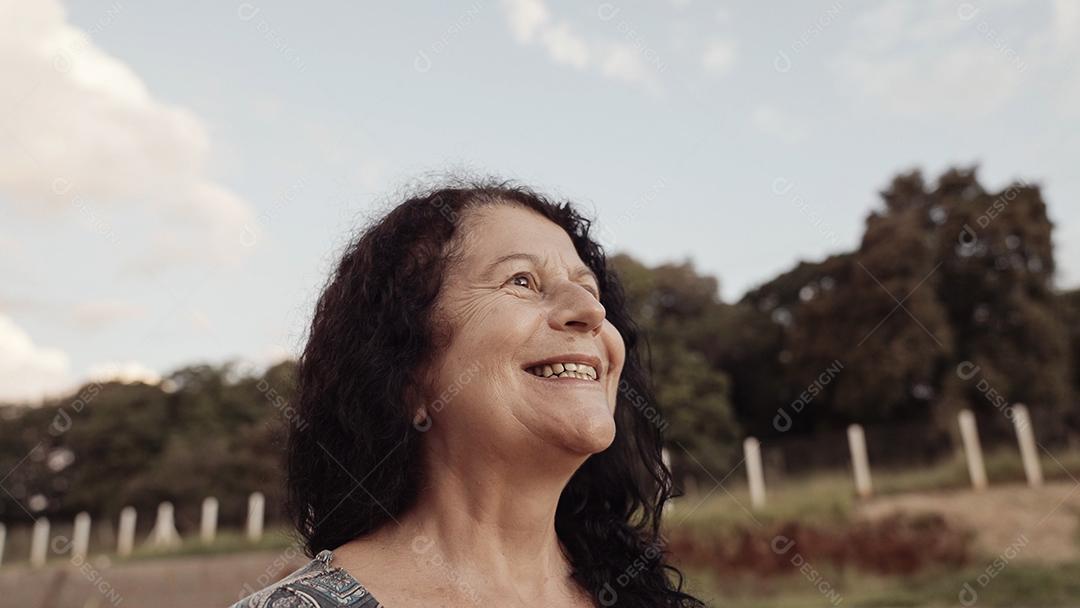 Mulher latina brasileira sorridente na fazenda. Alegria, positivo e amor.