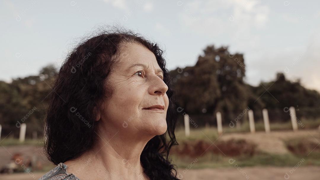 Mulher latina brasileira sorridente na fazenda. Alegria, positivo e amor.