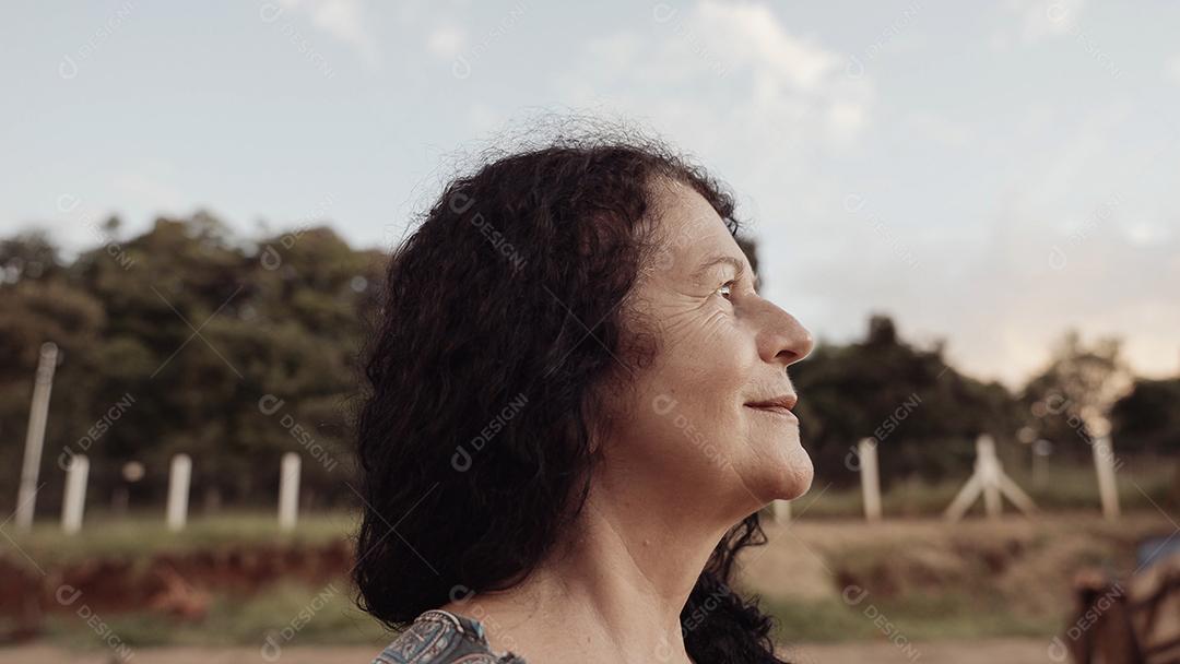Mulher latina brasileira sorridente na fazenda. Alegria, positivo e amor.