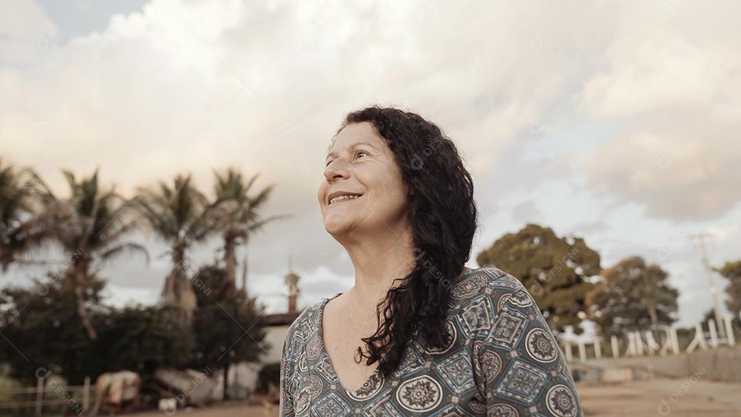 Mulher latina brasileira sorridente na fazenda. Alegria, positivo e amor.