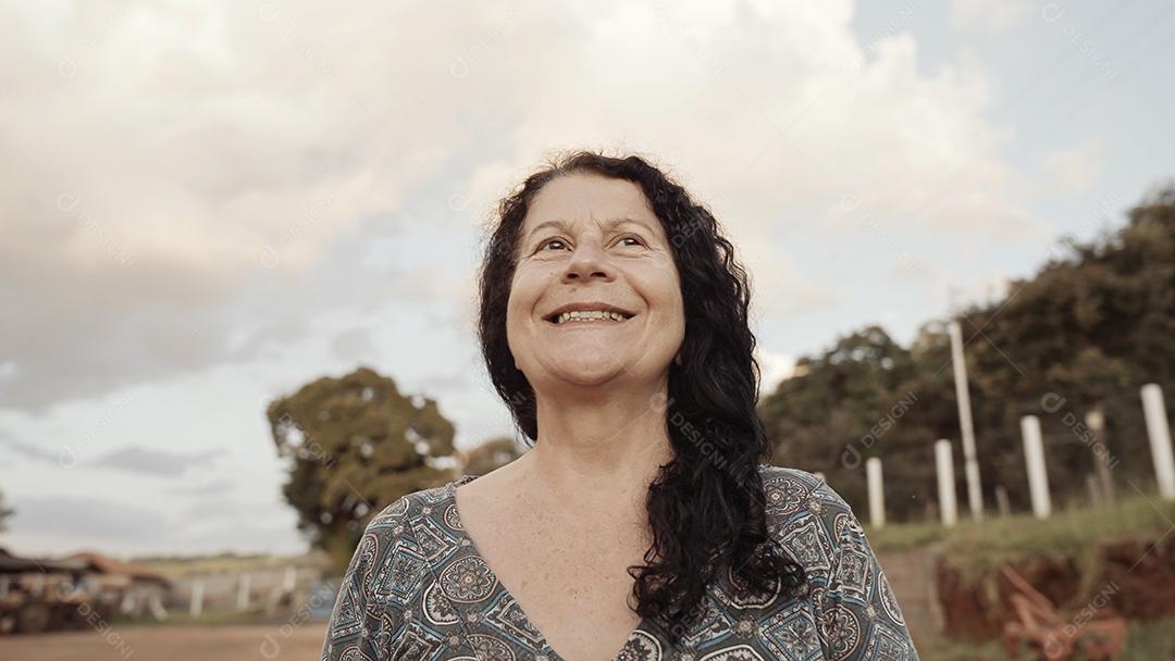 Mulher latina brasileira sorridente na fazenda. Alegria, positivo e amor.