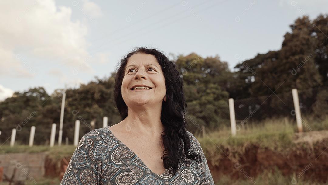 Mulher latina brasileira sorridente na fazenda. Alegria, positivo e amor.