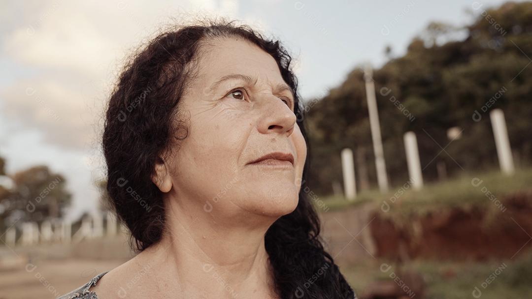 Mulher latina brasileira sorridente na fazenda. Alegria, positivo e amor.