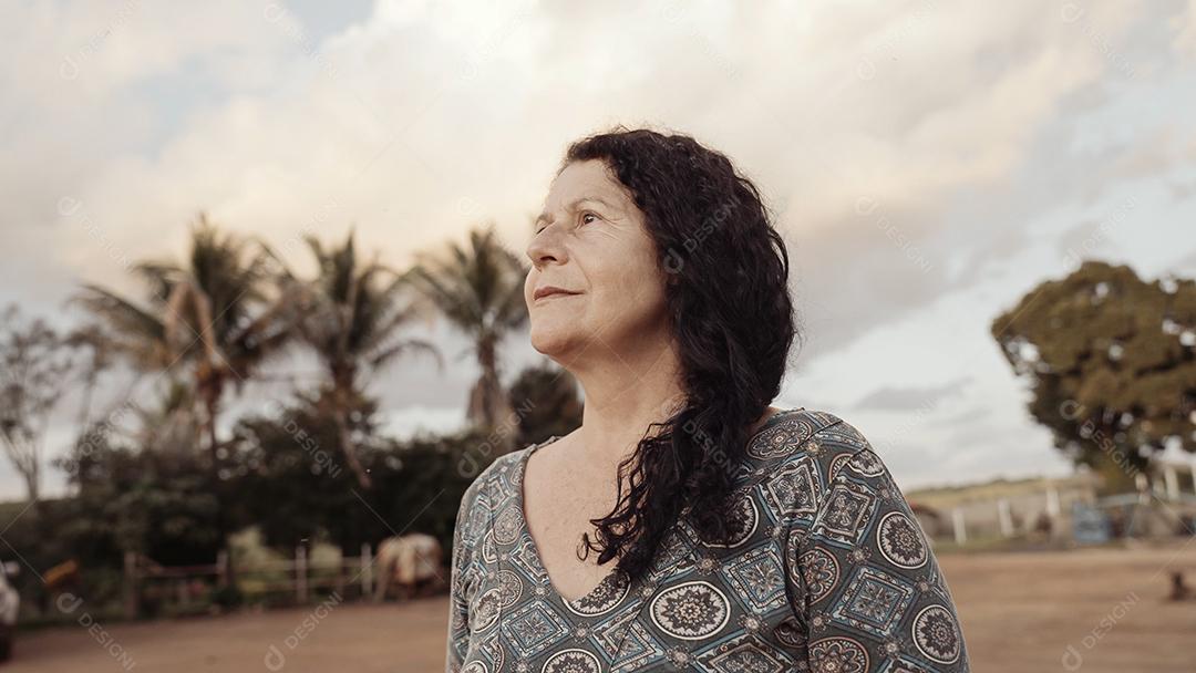 Mulher latina brasileira sorridente na fazenda. Alegria, positivo e amor.