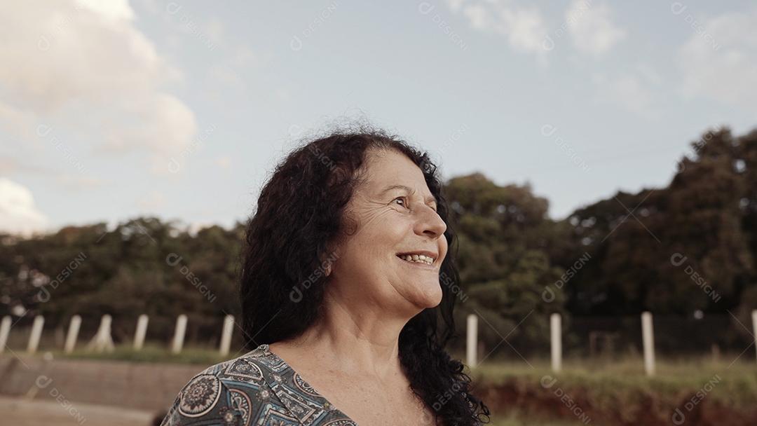 Mulher latina brasileira sorridente na fazenda. Alegria, positivo e amor.