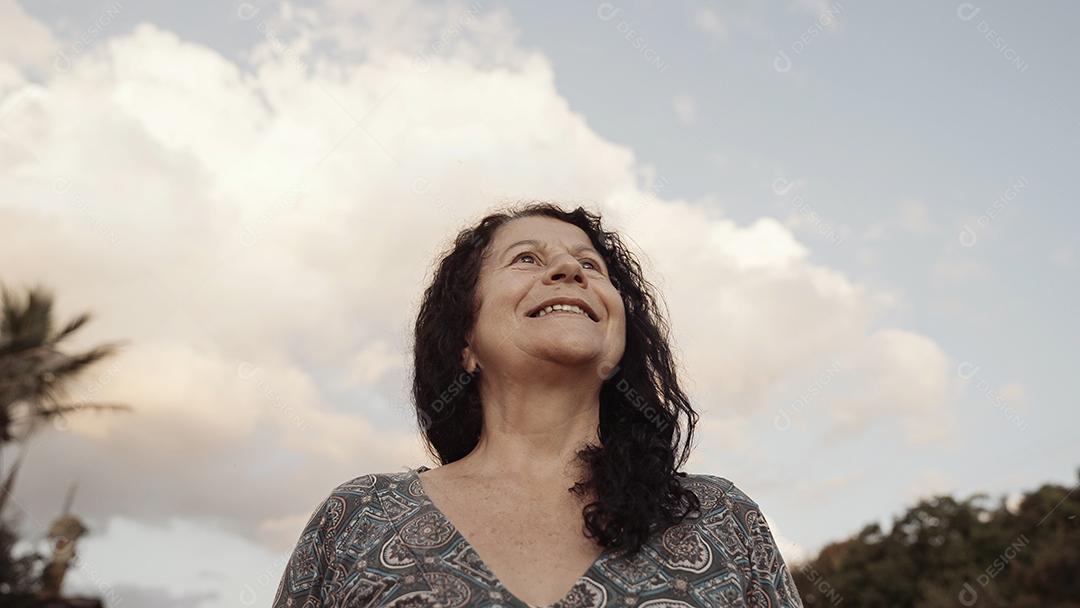 Mulher latina brasileira sorridente na fazenda. Alegria, positivo e amor.