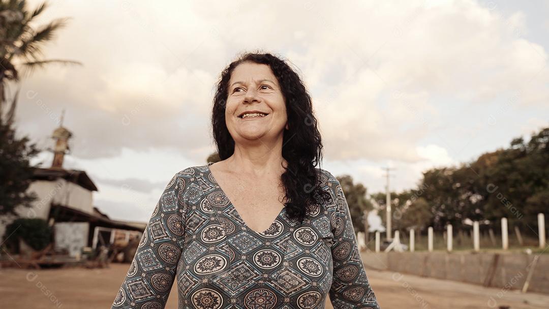 Mulher latina brasileira sorridente na fazenda. Alegria, positivo e amor.