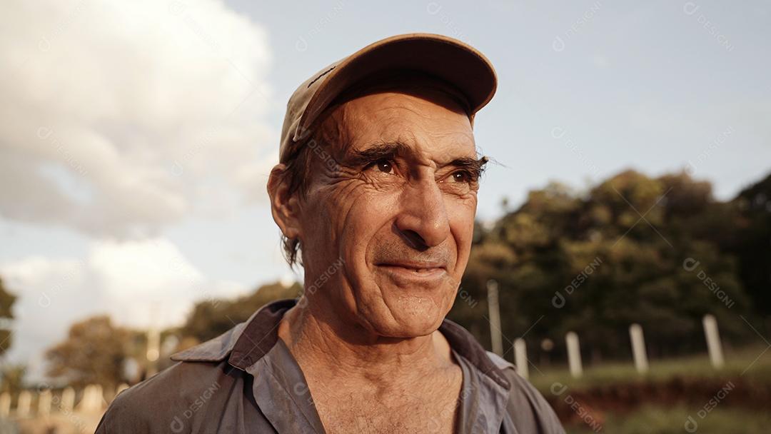 Retrato de homem latino na fazenda no fundo do céu.