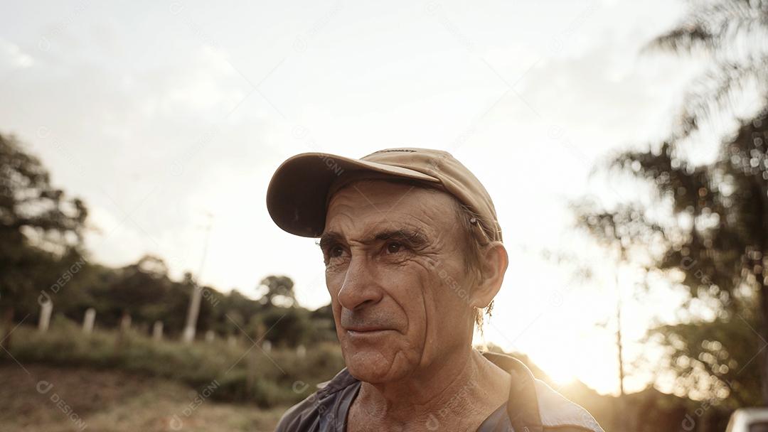 Retrato de homem latino na fazenda no fundo do céu.