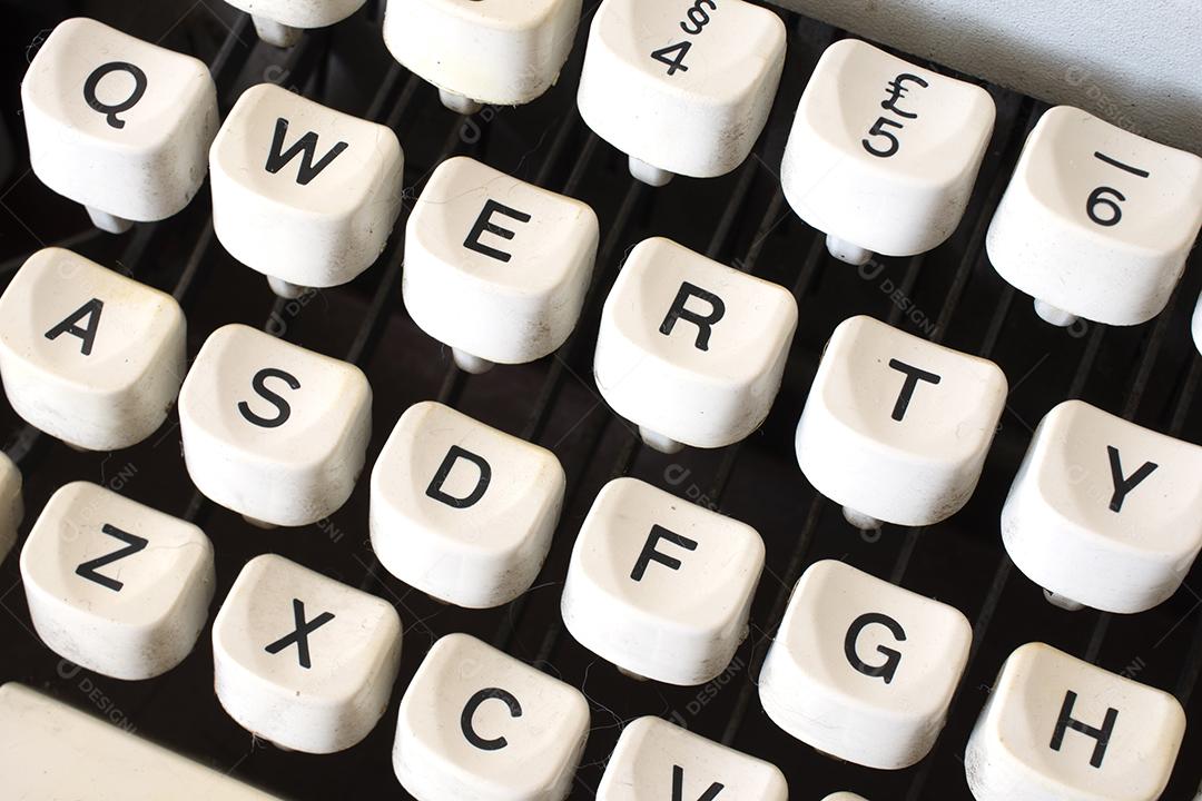 Teclas brancas e pretas da máquina de escrever vintage. Teclado antigo.