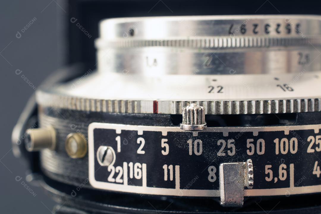 Lente e controles da câmera vintage.