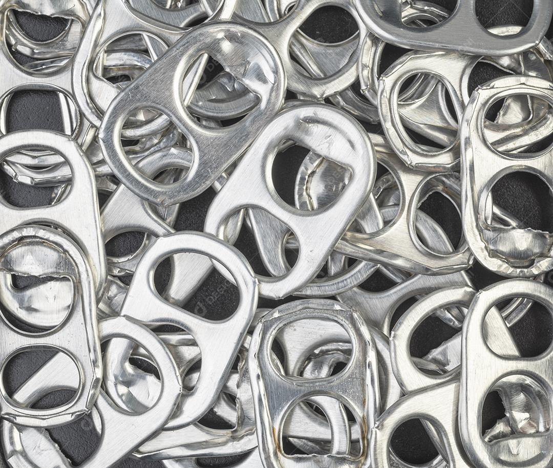 Grupo de abridores de latas de alumínio.