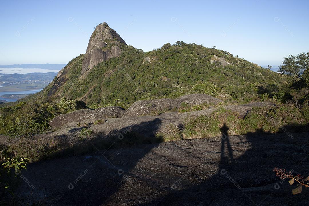 Homem sombra sobre montanha em Minas Gerais, Brasil. Fotógrafo ao nascer do sol.