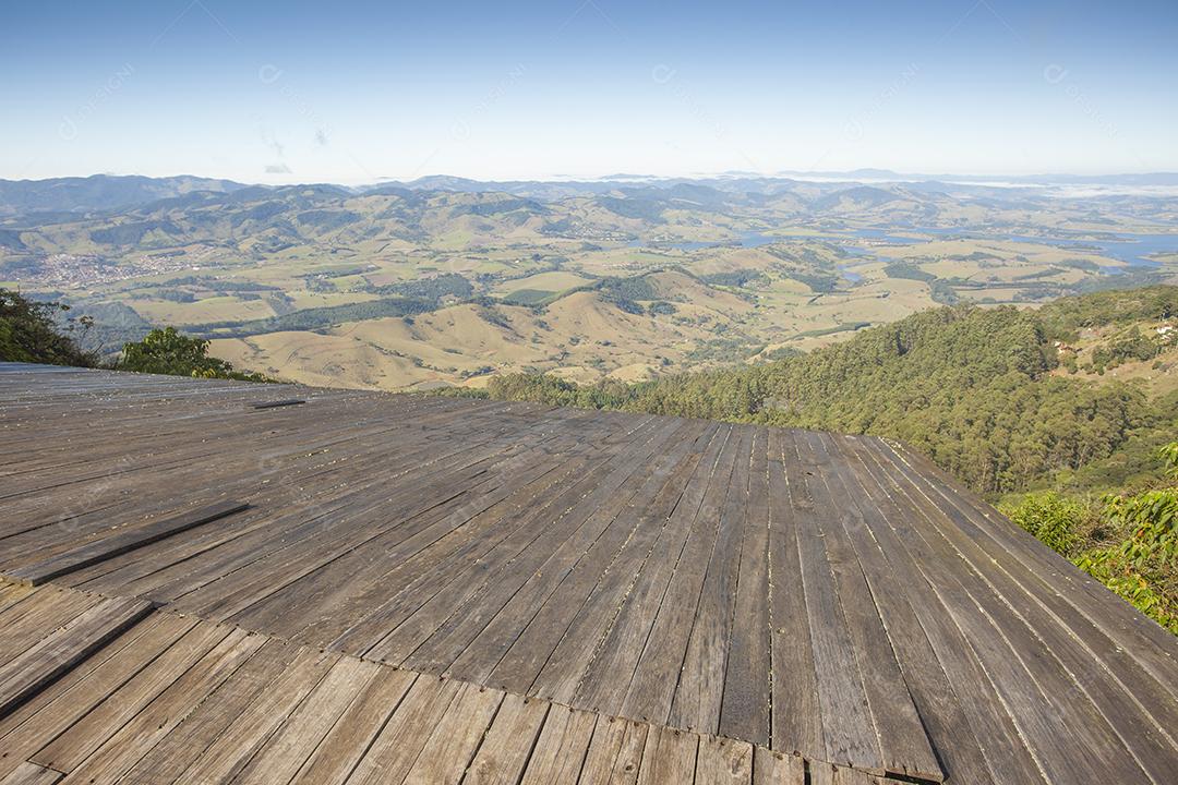 Rampa de deslizamento sobre um vale verde com fundo de céu azul no Brasil.