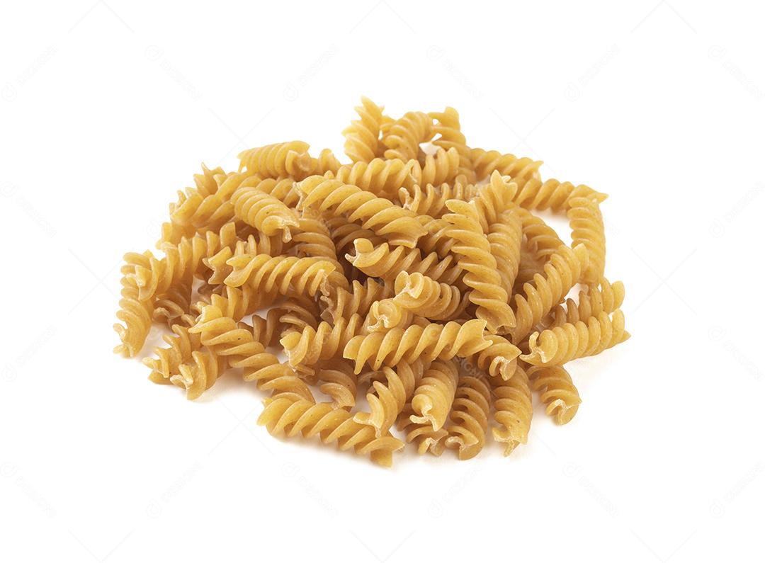 Macarrão fusilli de trigo integral isolado sobre fundo branco.
