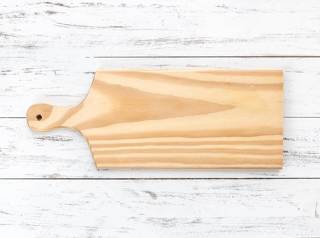 Tábua de madeira vazia sobre a mesa de madeira