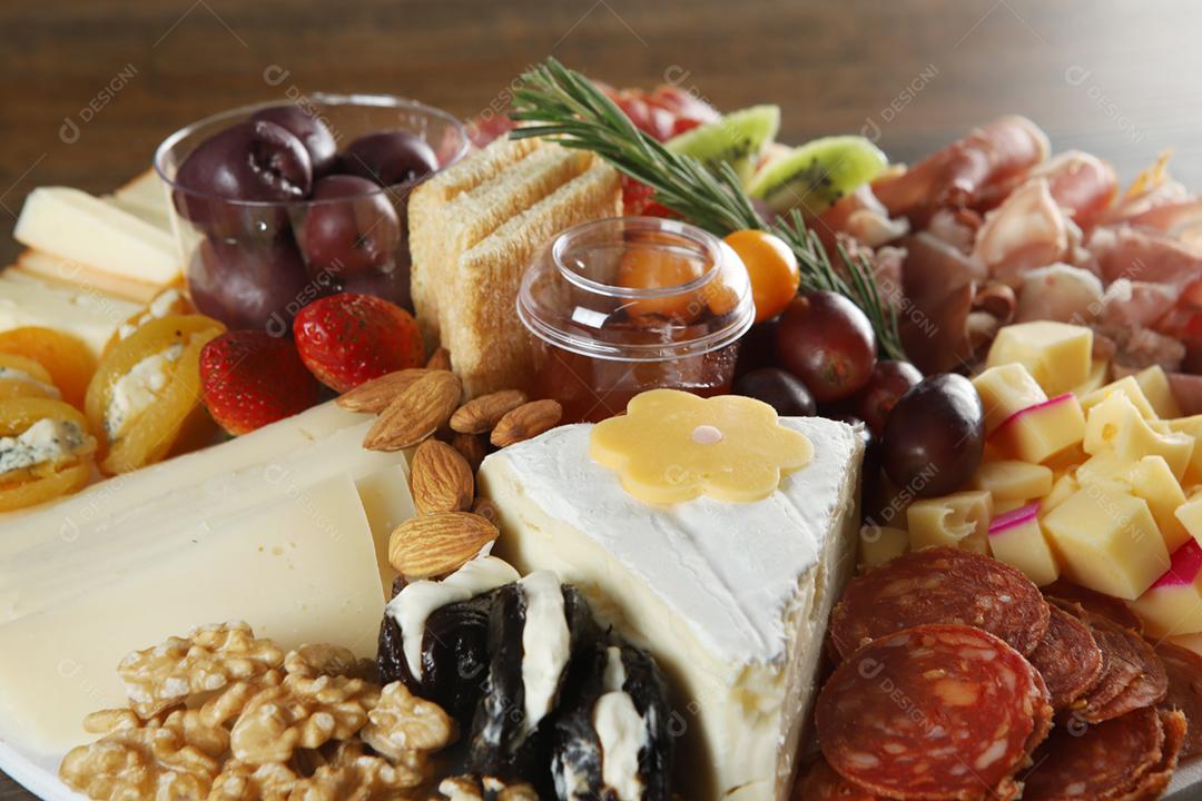 Brie, gouda, asiago, parmesão, xícara, salame, presunto, damascos com