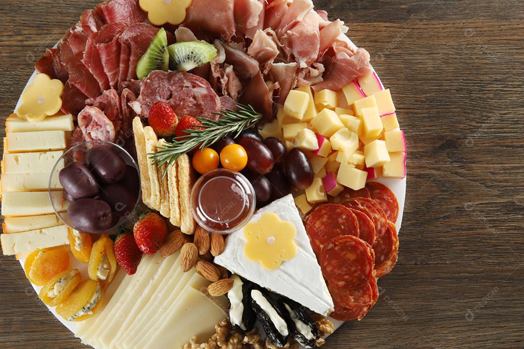 Brie, gouda, asiago, parmesão, xícara, salame, presunto, damascos com