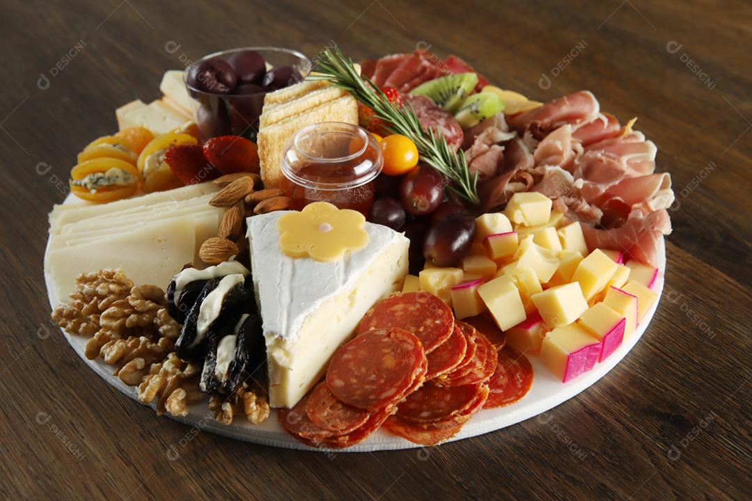 Brie, gouda, asiago, parmesão, xícara, salame, presunto, damascos com