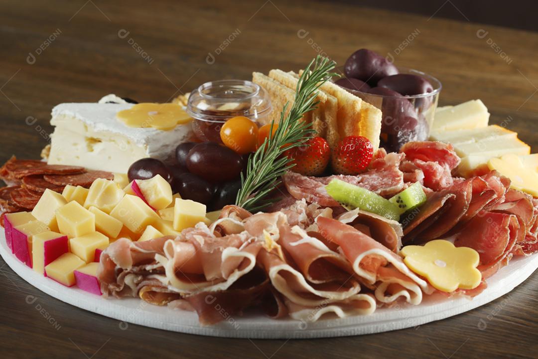 Brie, gouda, asiago, parmesão, xícara, salame, presunto, damascos com