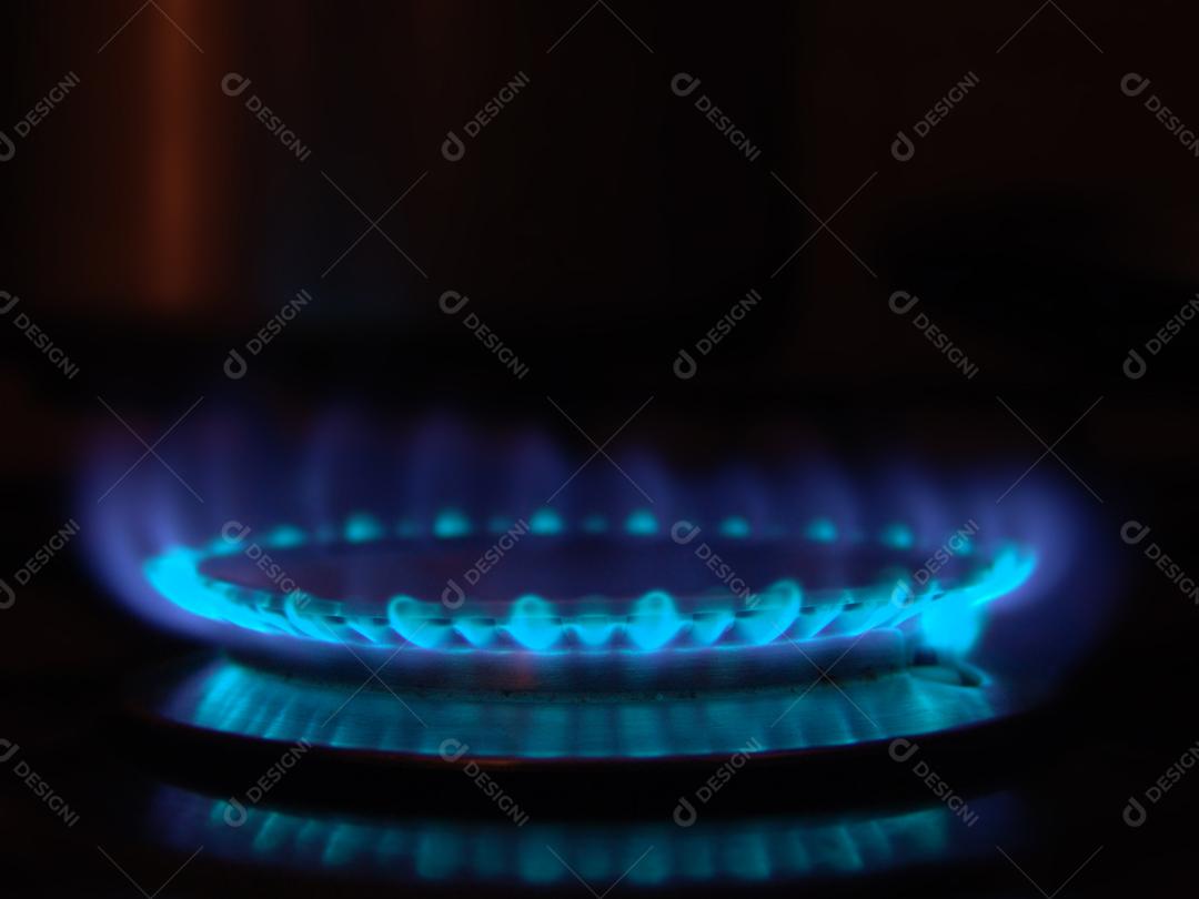 chama azul de fogo em aparelho boca fogão