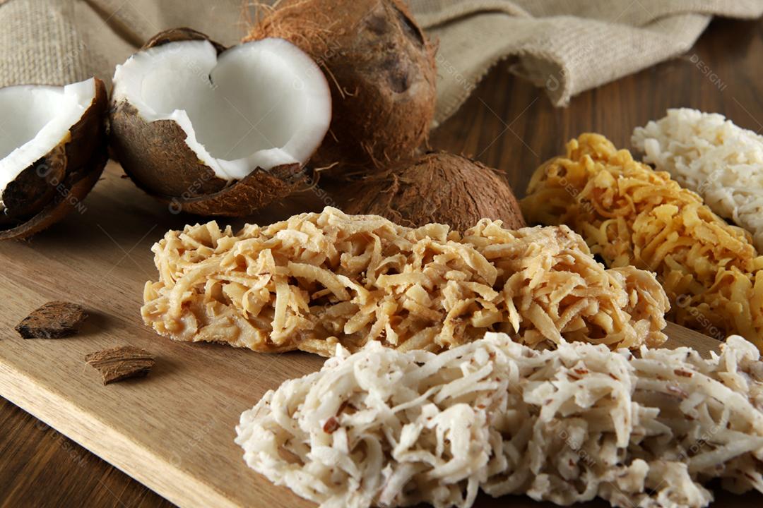 Cocada, doce de coco. Composição em fundo de madeira