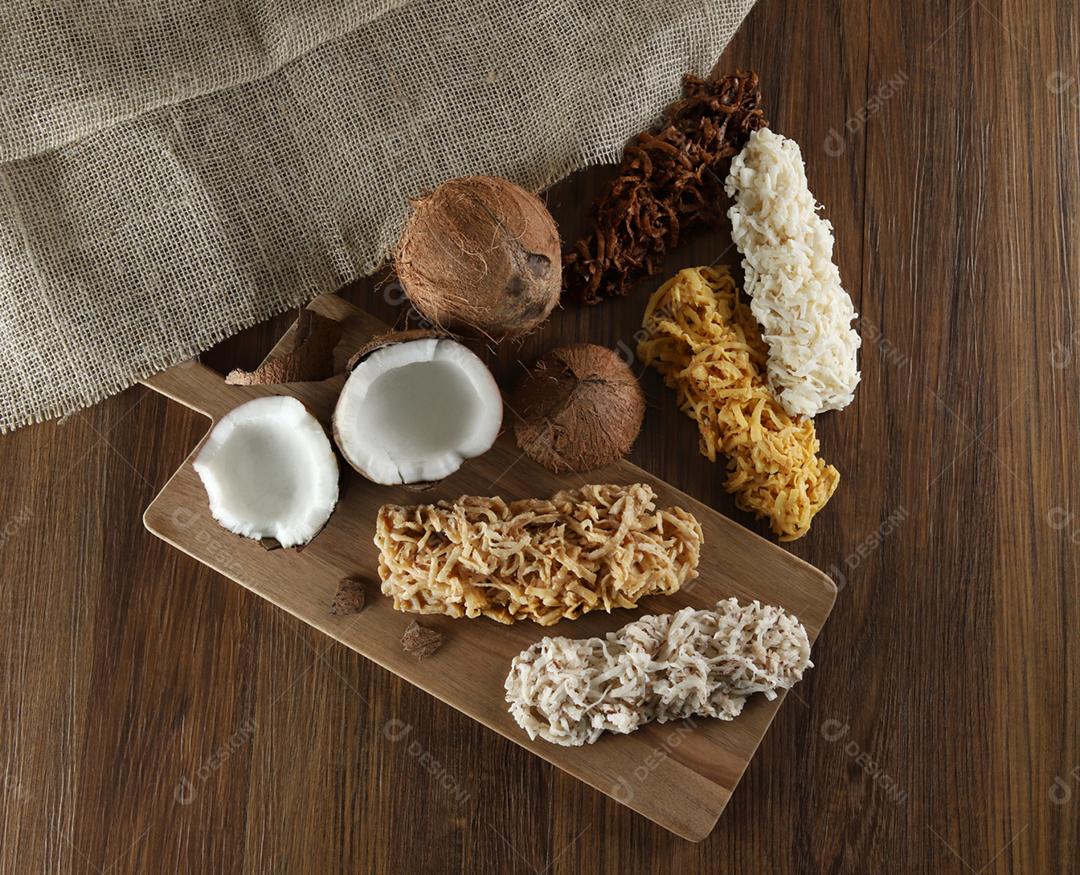 Cocada, doce de coco. Composição em fundo de madeira
