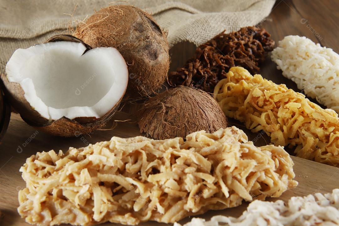 Cocada, doce de coco. Composição em fundo de madeira