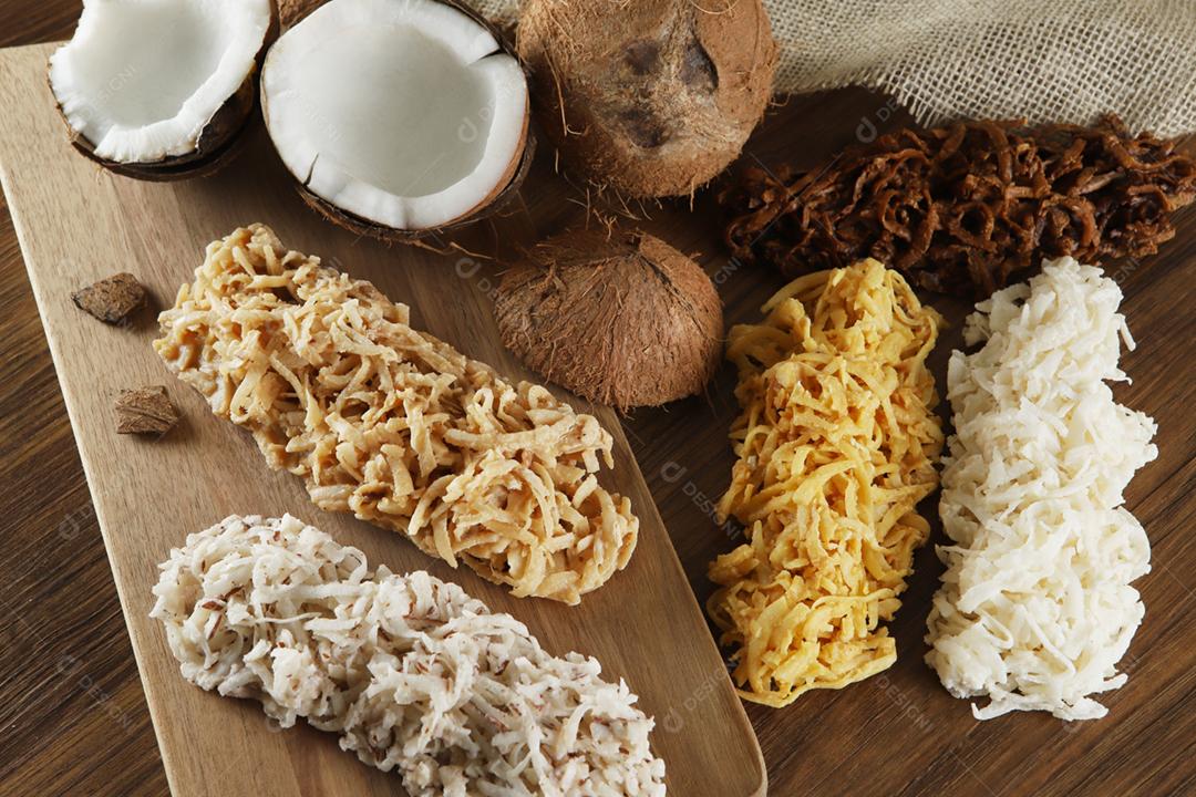 Cocada, doce de coco. Composição em fundo de madeira