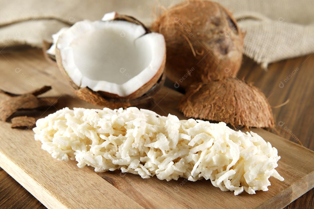 Cocada, doce de coco. Composição em fundo de madeira