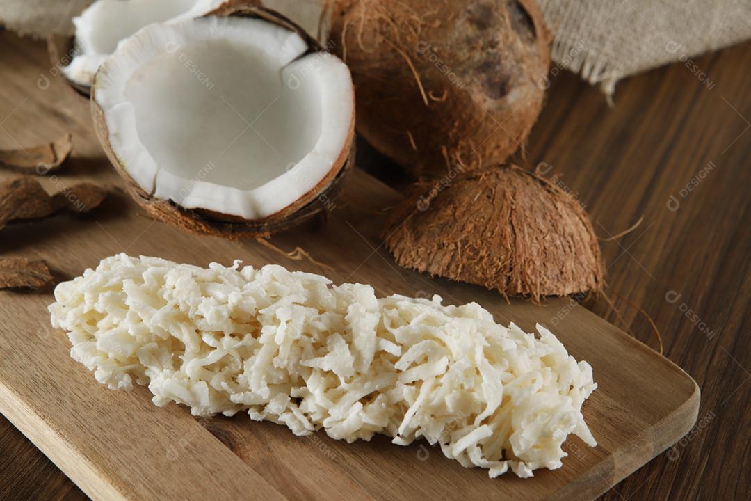 Cocada, doce de coco. Composição em fundo de madeira