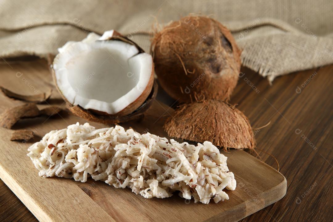 Cocada, doce de coco. Composição em fundo de madeira