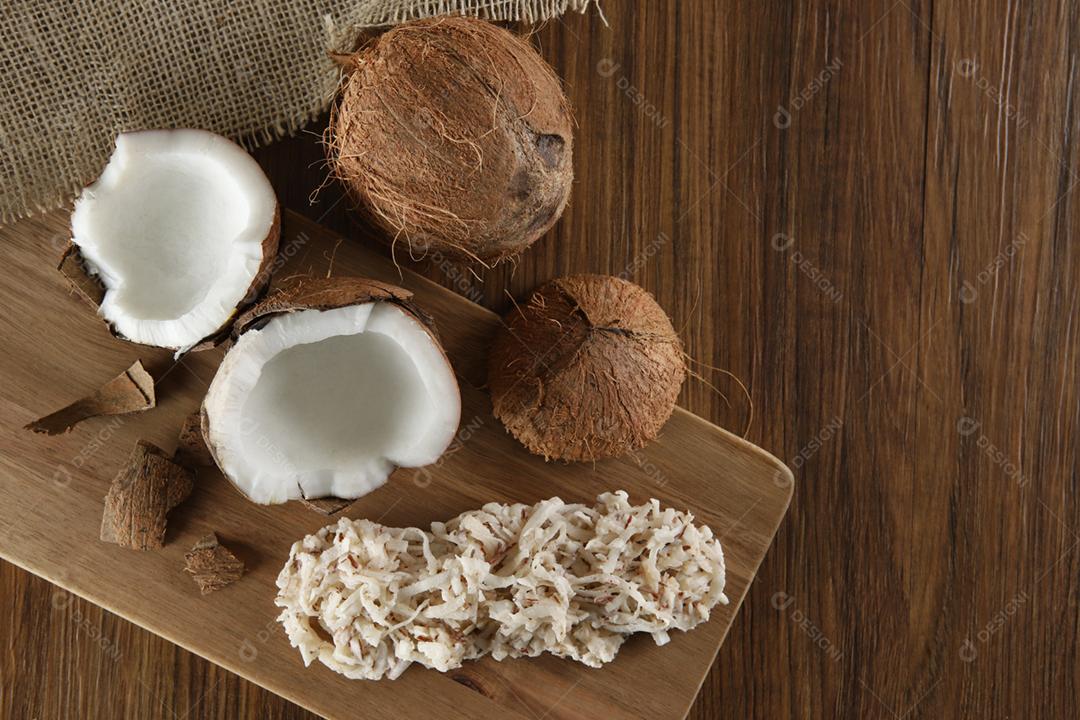 Cocada, doce de coco. Composição em fundo de madeira