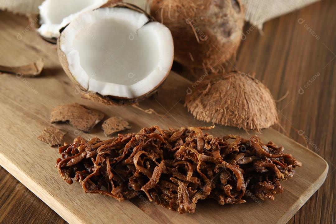 Cocada, doce de coco. Composição em fundo de madeira