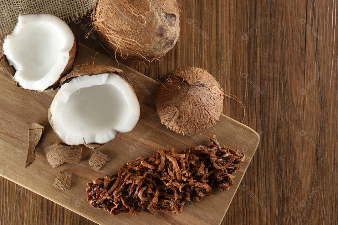Cocada, doce de coco. Composição em fundo de madeira