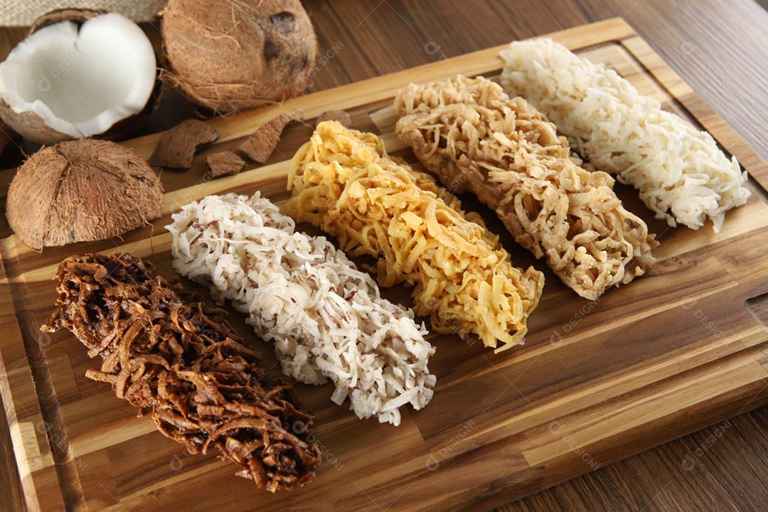 Cocada, doce de coco. Composição em fundo de madeira