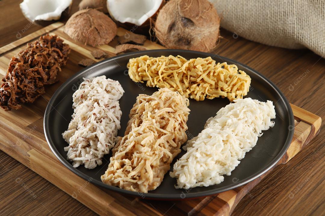 Cocada, doce de coco. Composição em fundo de madeira