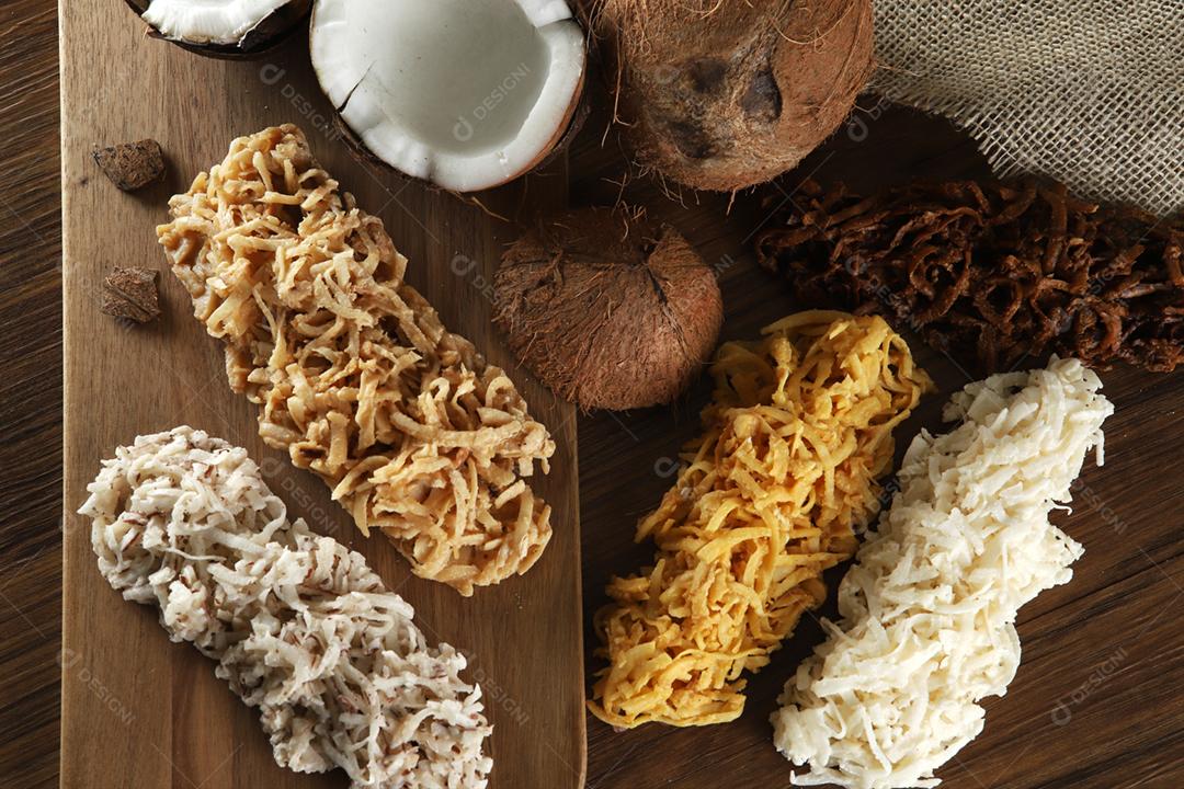 Cocada, doce de coco. Composição em fundo de madeira