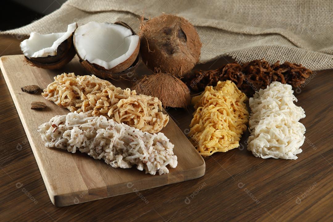 Cocada, doce de coco. Composição em fundo de madeira