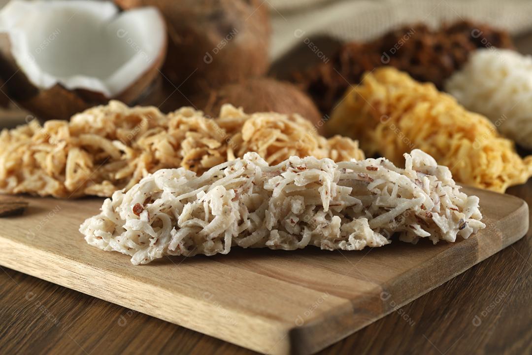 Cocada, doce de coco. Composição em fundo de madeira