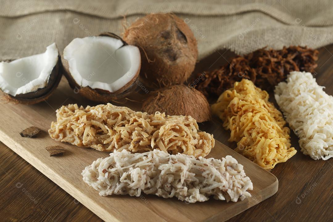 Cocada, doce de coco. Composição em fundo de madeira