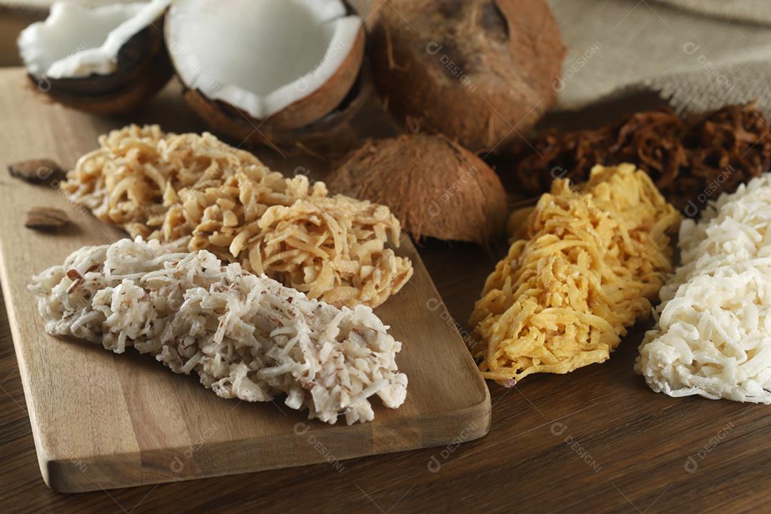 Cocada, doce de coco. Composição em fundo de madeira