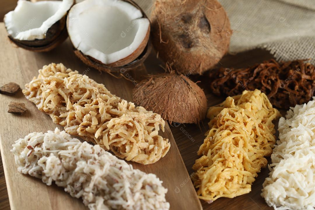 Cocada, doce de coco. Composição em fundo de madeira