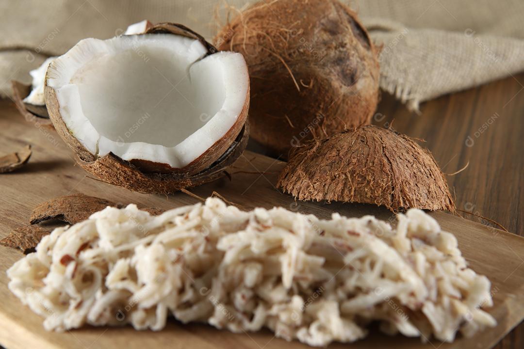 Cocada, doce de coco. Composição em fundo de madeira