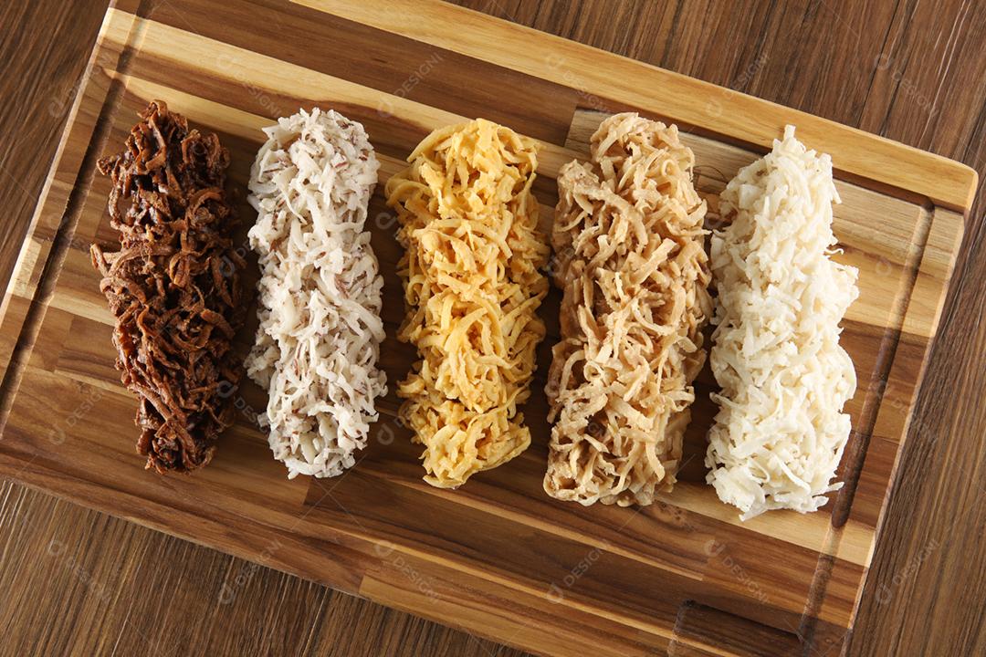 Cocada, doce de coco. Composição em fundo de madeira